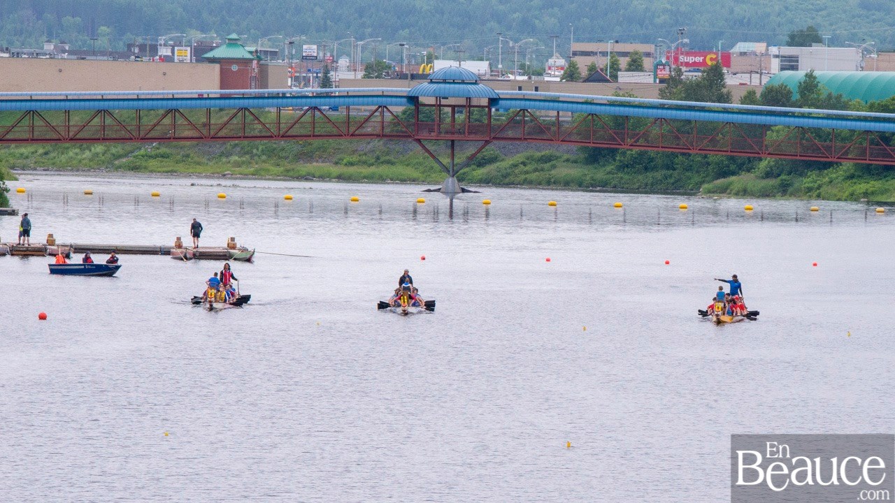 La 9e édition de la course de bateaux-dragons a démarré vers 8h30 samedi matin