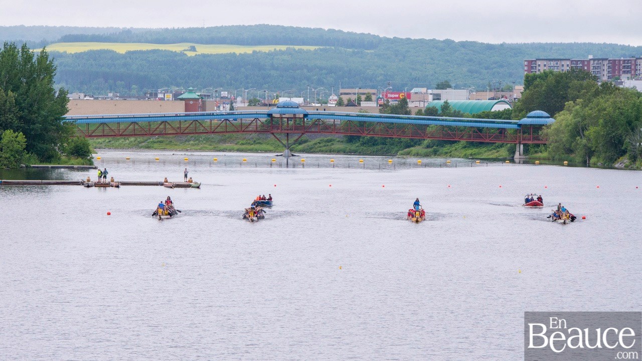 La 9e édition de la course de bateaux-dragons a démarré vers 8h30 samedi matin