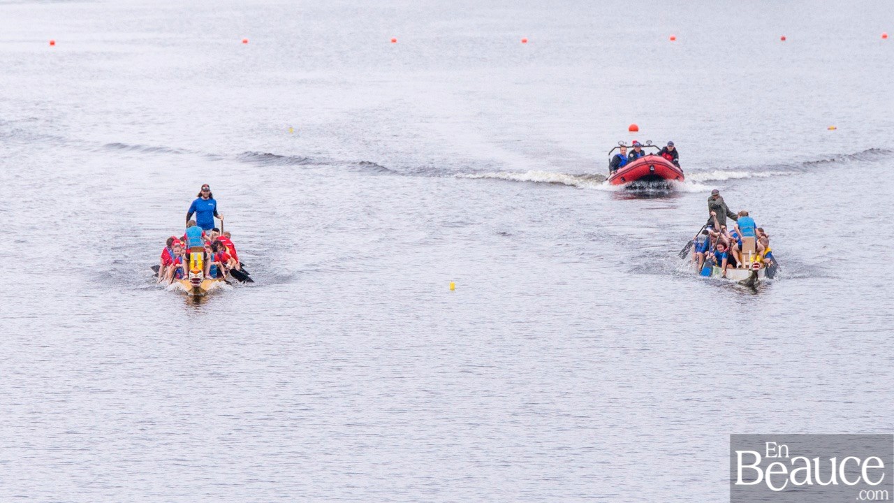 La 9e édition de la course de bateaux-dragons a démarré vers 8h30 samedi matin