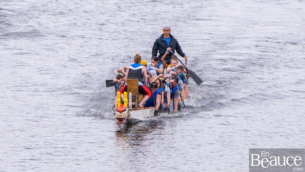 La 9e édition de la course de bateaux-dragons a démarré vers 8h30 samedi matin