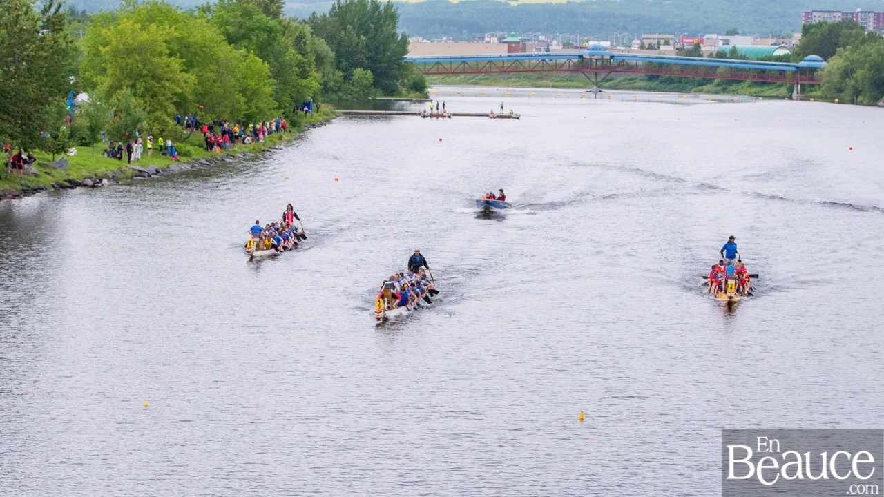 La 9e édition de la course de bateaux-dragons a démarré vers 8h30 samedi matin
