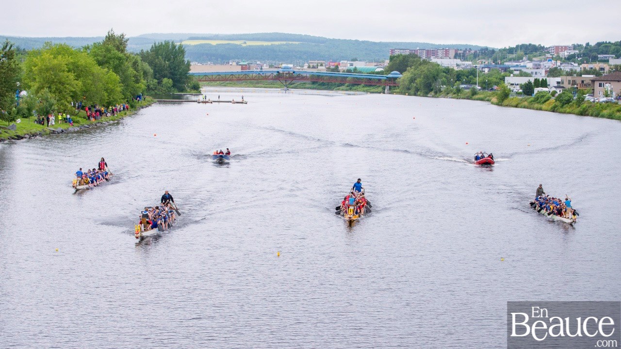 La 9e édition de la course de bateaux-dragons a démarré vers 8h30 samedi matin