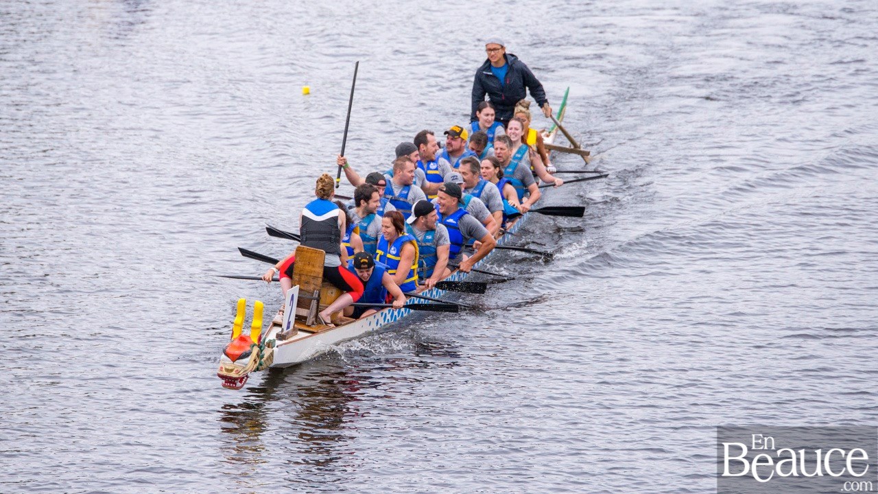 La 9e édition de la course de bateaux-dragons a démarré vers 8h30 samedi matin