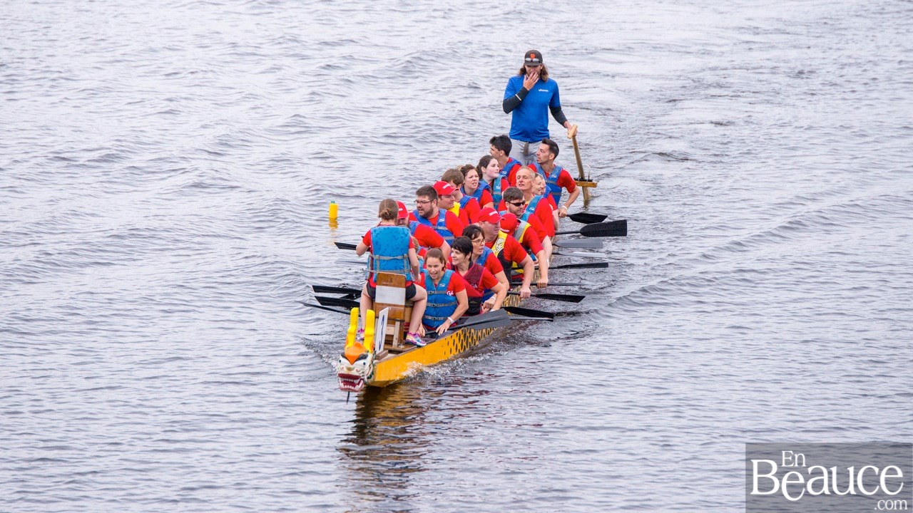 La 9e édition de la course de bateaux-dragons a démarré vers 8h30 samedi matin