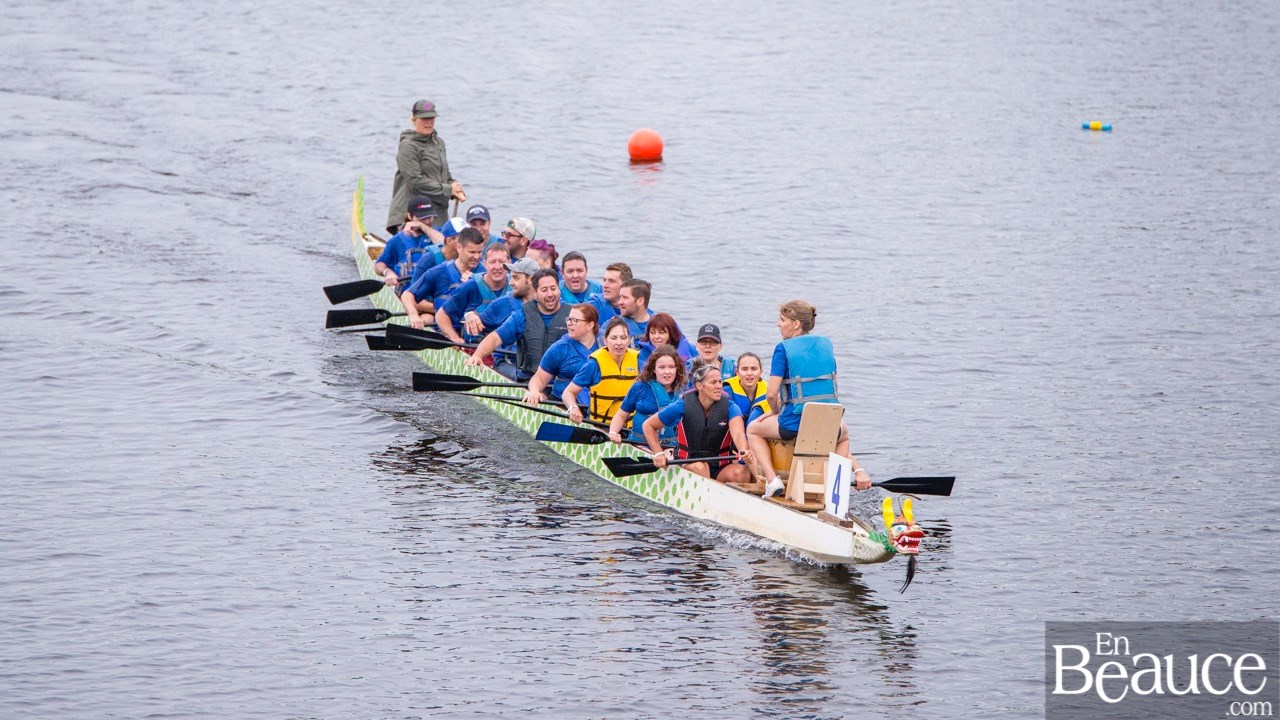 La 9e édition de la course de bateaux-dragons a démarré vers 8h30 samedi matin