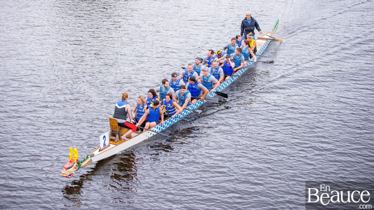 La 9e édition de la course de bateaux-dragons a démarré vers 8h30 samedi matin