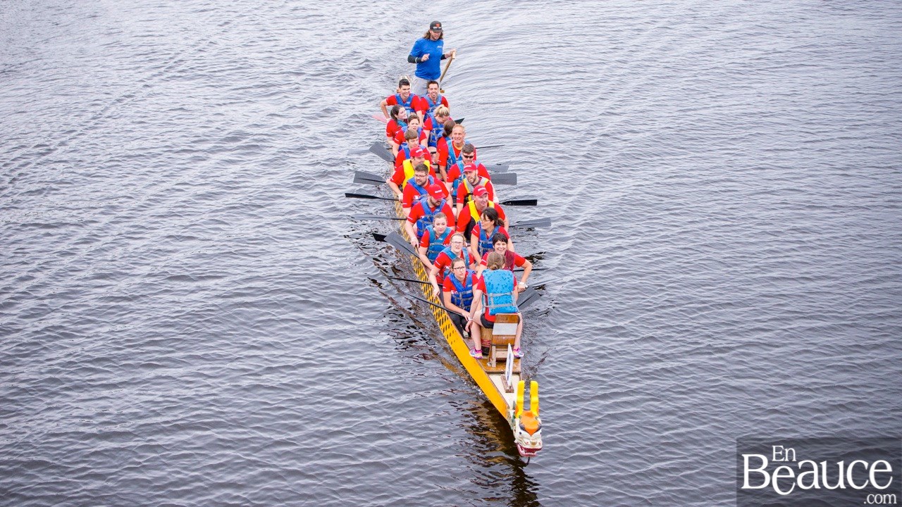 La 9e édition de la course de bateaux-dragons a démarré vers 8h30 samedi matin