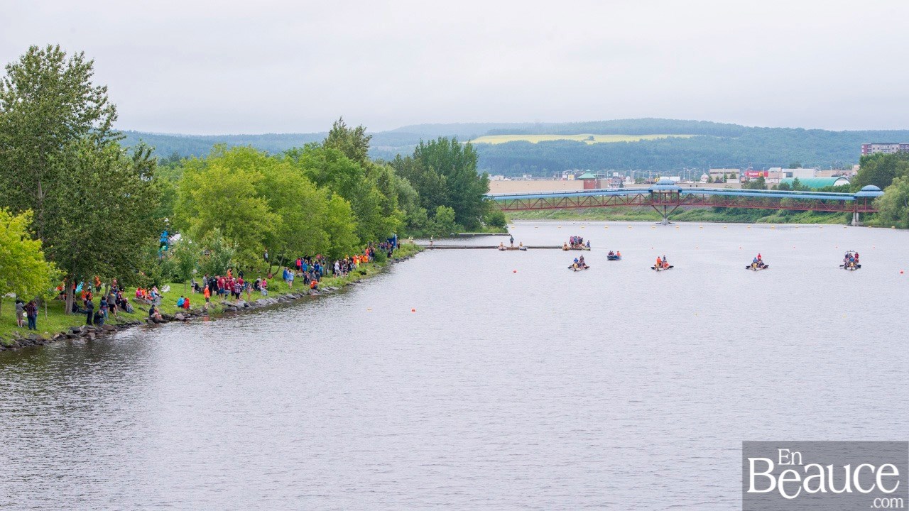 La 9e édition de la course de bateaux-dragons a démarré vers 8h30 samedi matin