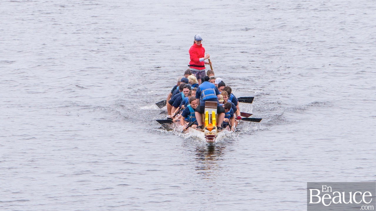 La 9e édition de la course de bateaux-dragons a démarré vers 8h30 samedi matin