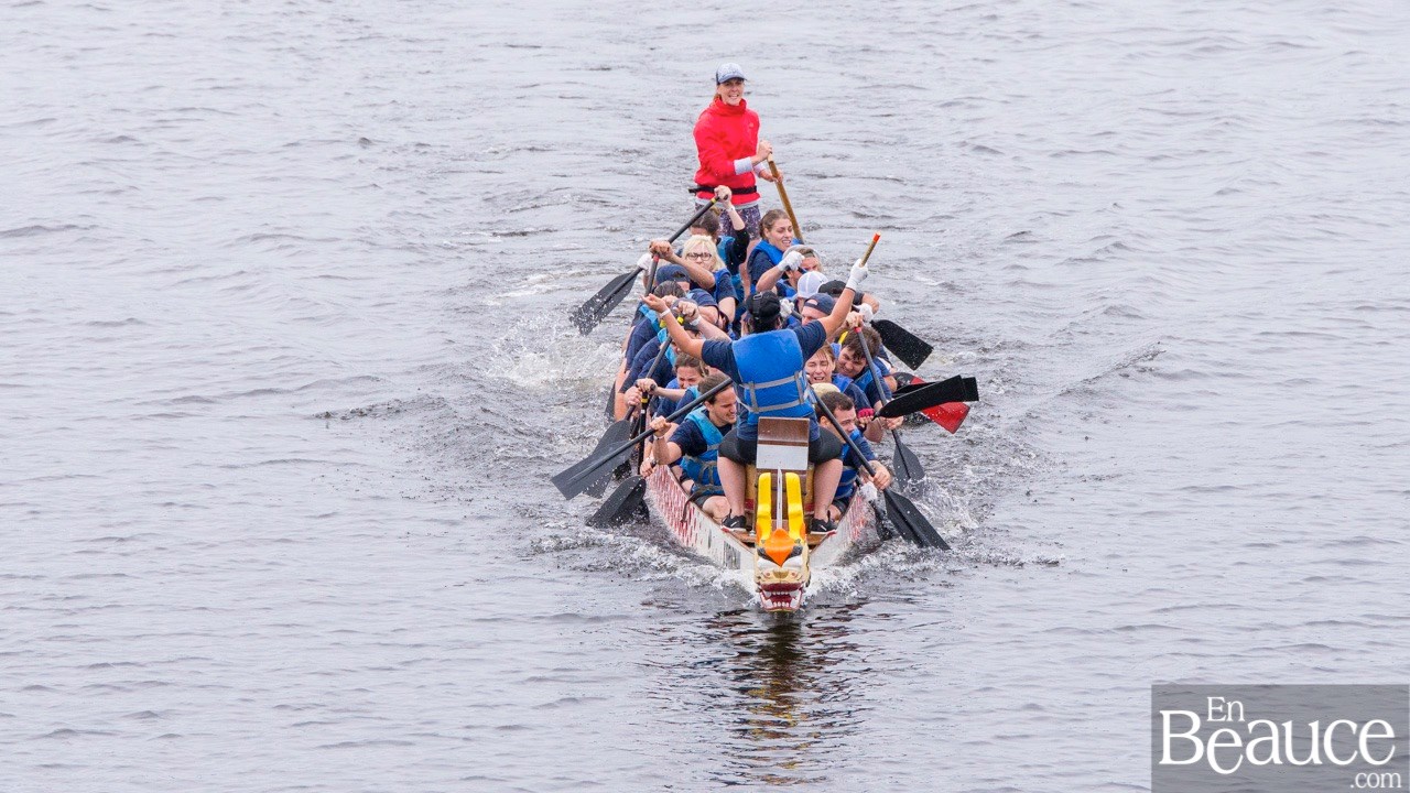 La 9e édition de la course de bateaux-dragons a démarré vers 8h30 samedi matin