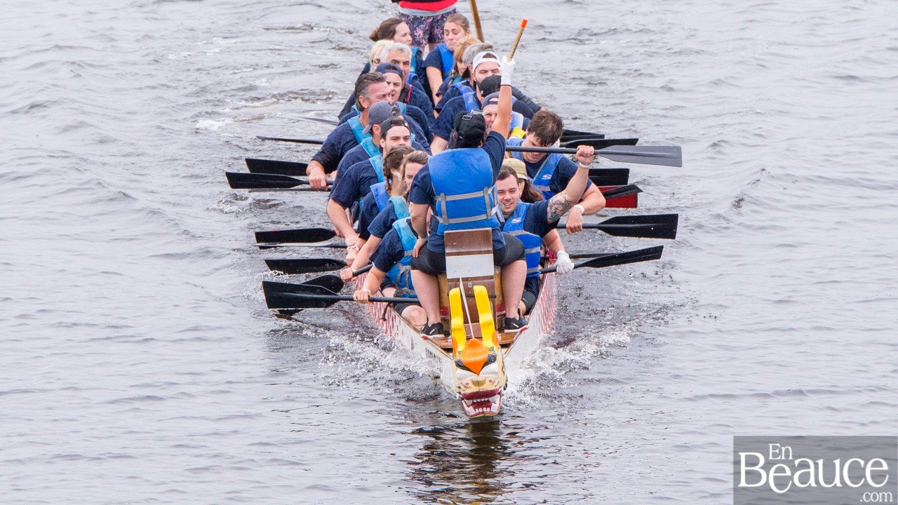 La 9e édition de la course de bateaux-dragons a démarré vers 8h30 samedi matin