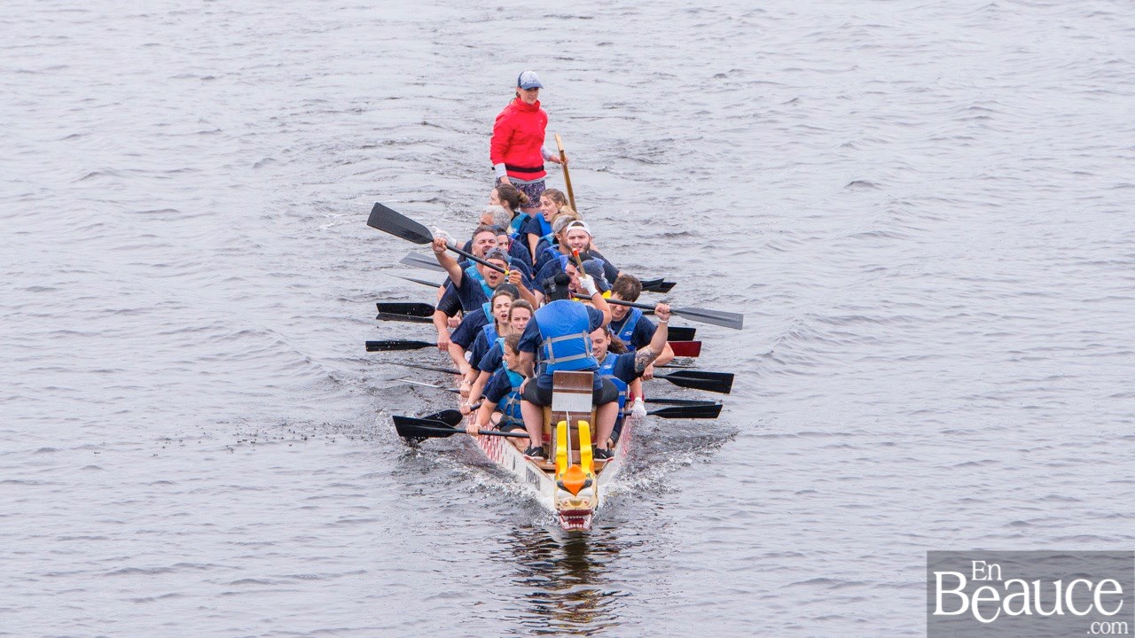 La 9e édition de la course de bateaux-dragons a démarré vers 8h30 samedi matin