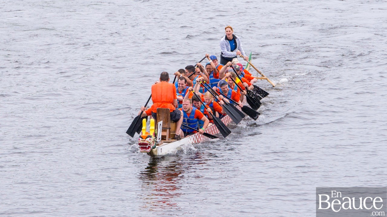 La 9e édition de la course de bateaux-dragons a démarré vers 8h30 samedi matin