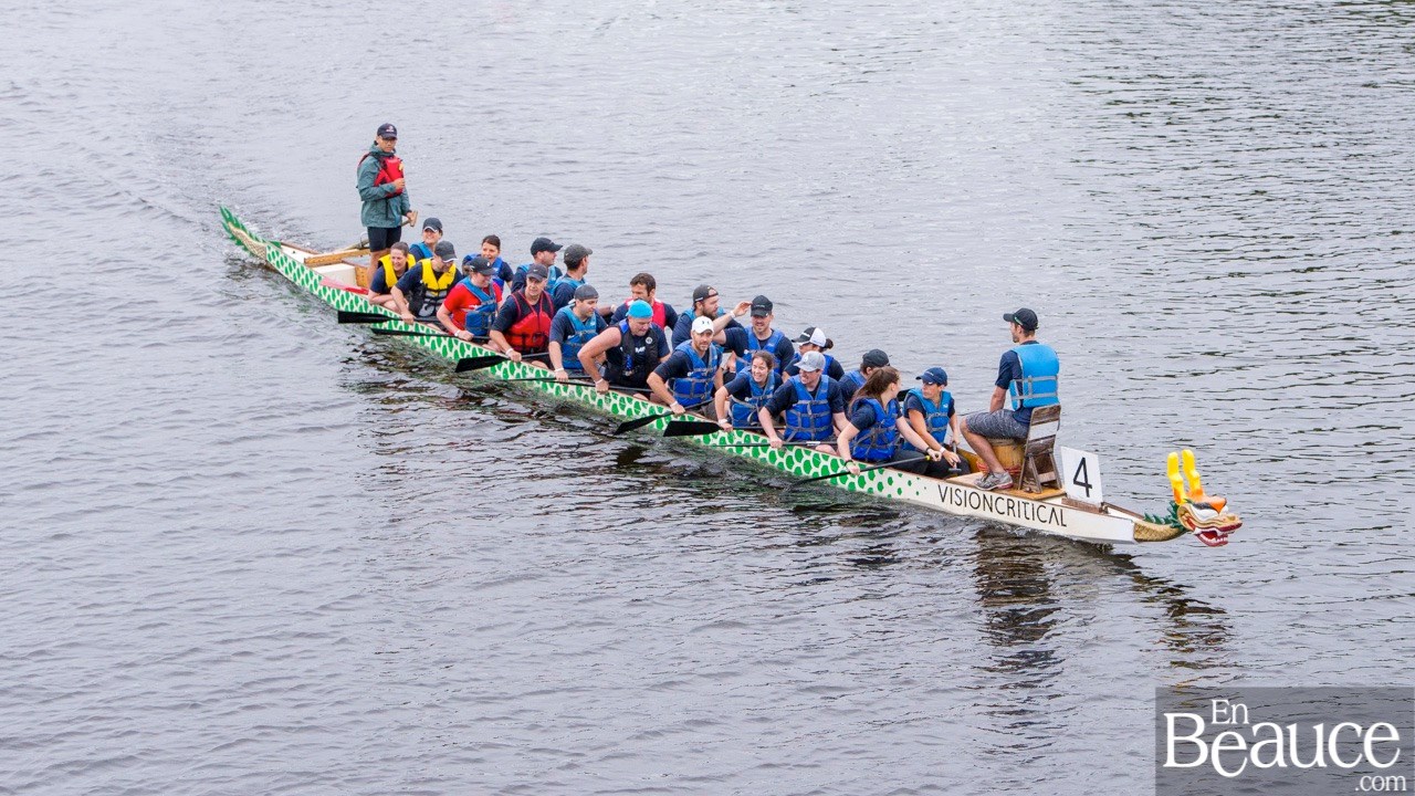 La 9e édition de la course de bateaux-dragons a démarré vers 8h30 samedi matin