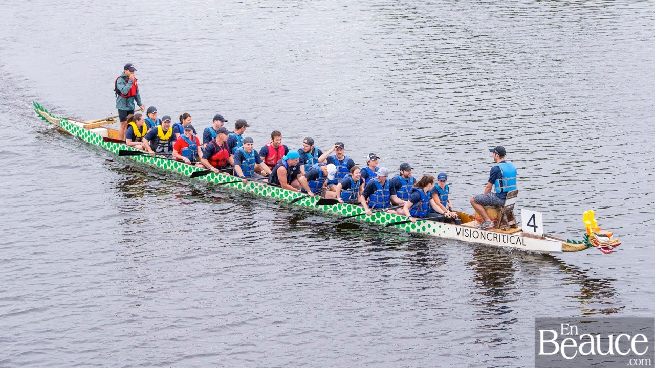 La 9e édition de la course de bateaux-dragons a démarré vers 8h30 samedi matin