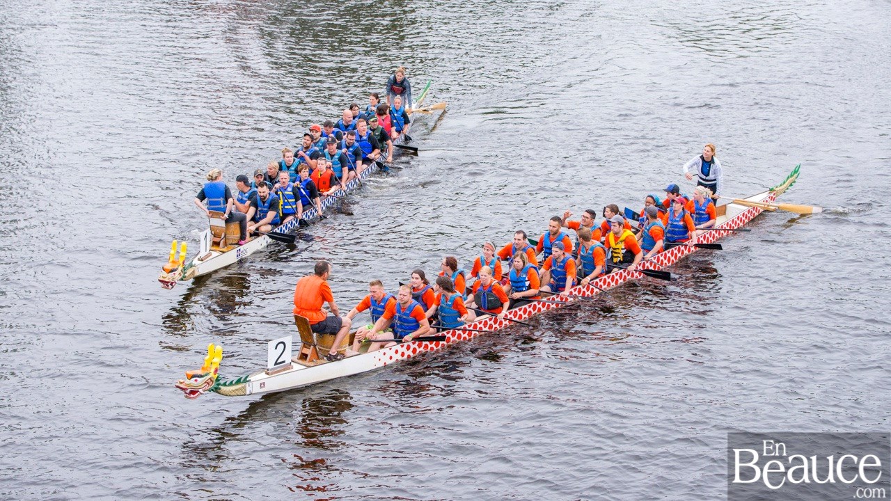 La 9e édition de la course de bateaux-dragons a démarré vers 8h30 samedi matin