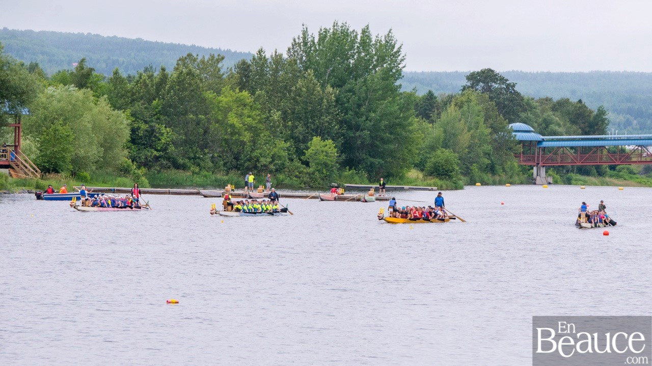 La 9e édition de la course de bateaux-dragons a démarré vers 8h30 samedi matin