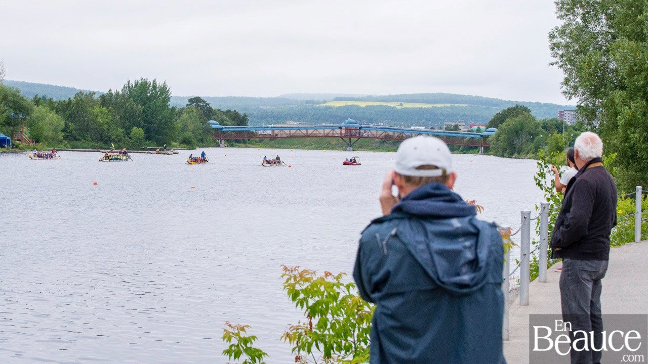 La 9e édition de la course de bateaux-dragons a démarré vers 8h30 samedi matin