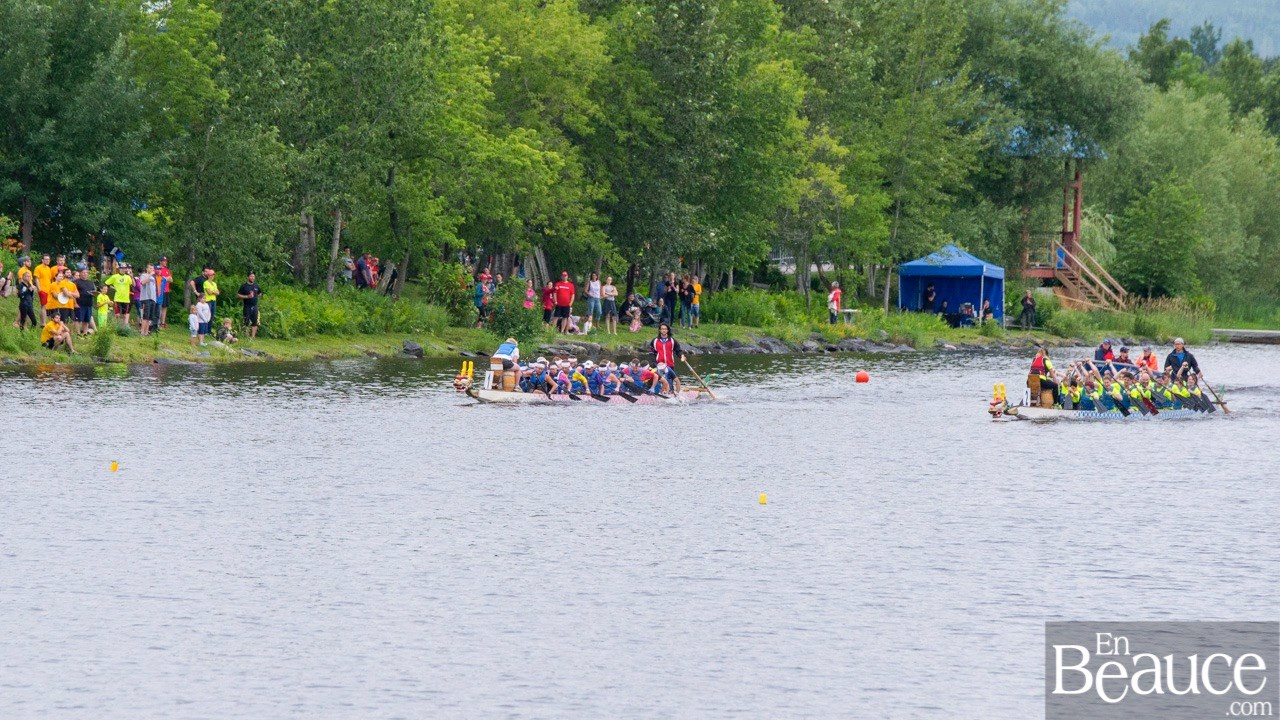 La 9e édition de la course de bateaux-dragons a démarré vers 8h30 samedi matin