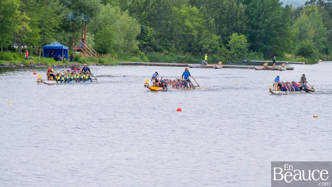 La 9e édition de la course de bateaux-dragons a démarré vers 8h30 samedi matin