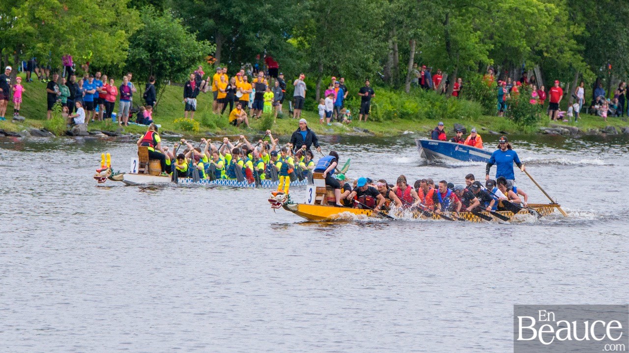 La 9e édition de la course de bateaux-dragons a démarré vers 8h30 samedi matin