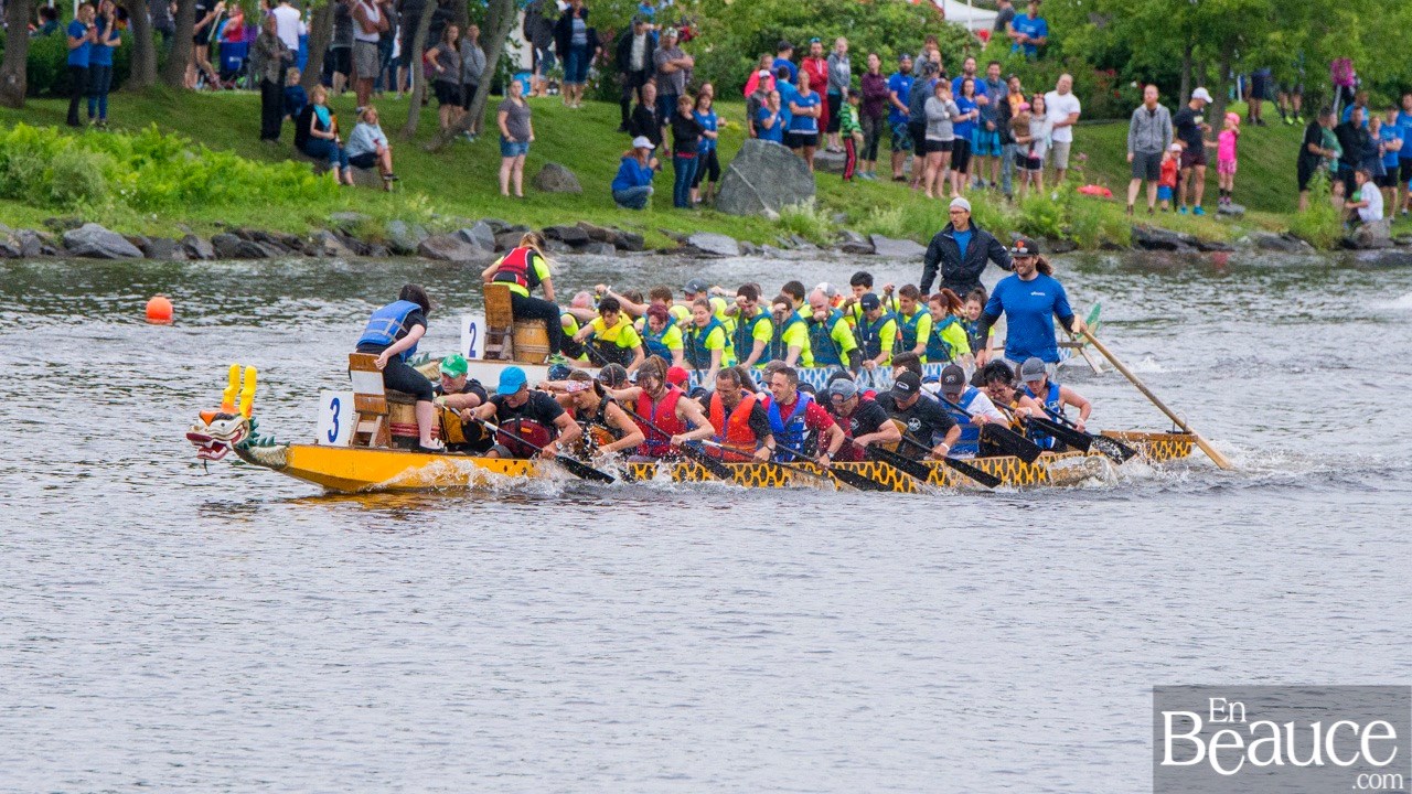 La 9e édition de la course de bateaux-dragons a démarré vers 8h30 samedi matin