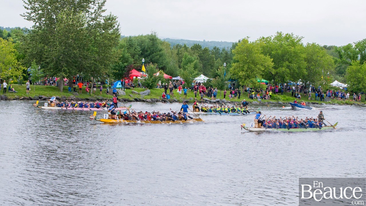 La 9e édition de la course de bateaux-dragons a démarré vers 8h30 samedi matin
