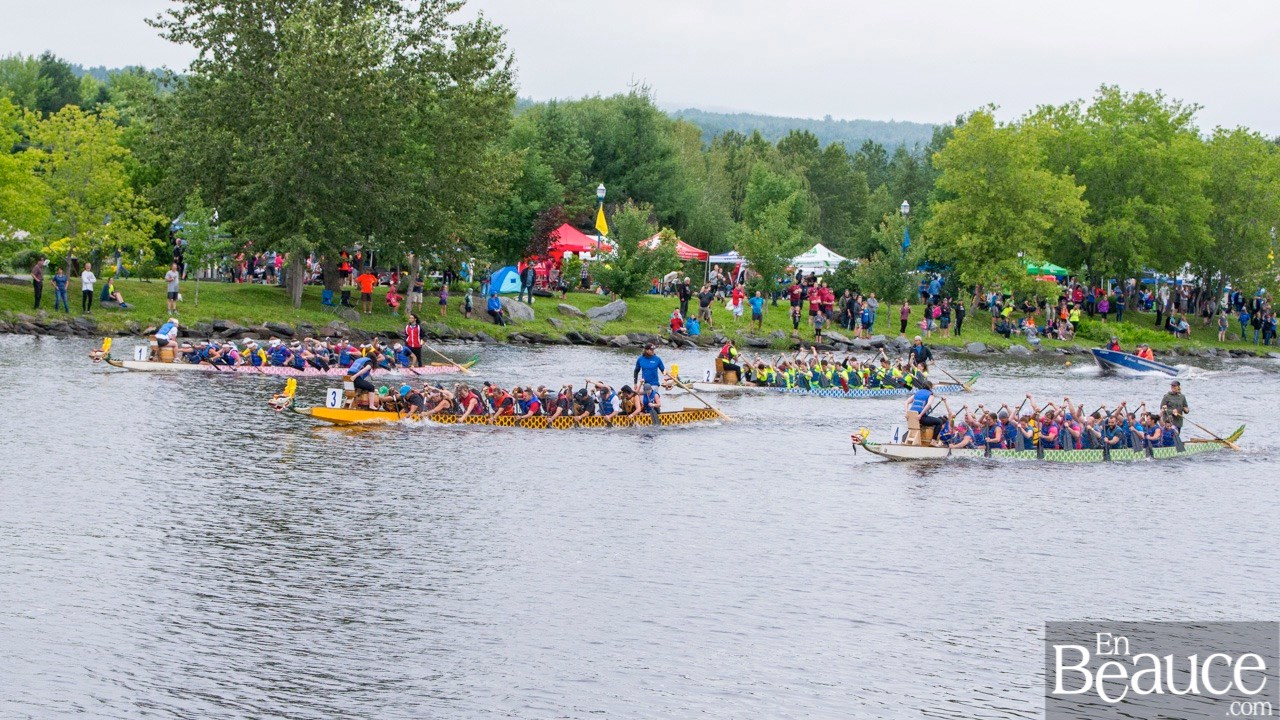 La 9e édition de la course de bateaux-dragons a démarré vers 8h30 samedi matin