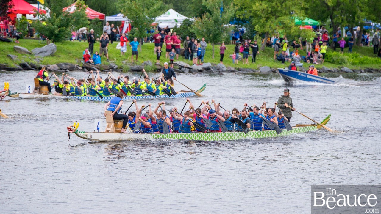 La 9e édition de la course de bateaux-dragons a démarré vers 8h30 samedi matin