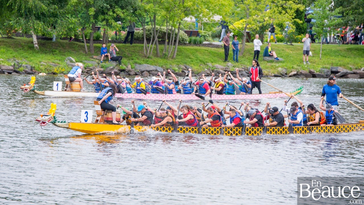 La 9e édition de la course de bateaux-dragons a démarré vers 8h30 samedi matin