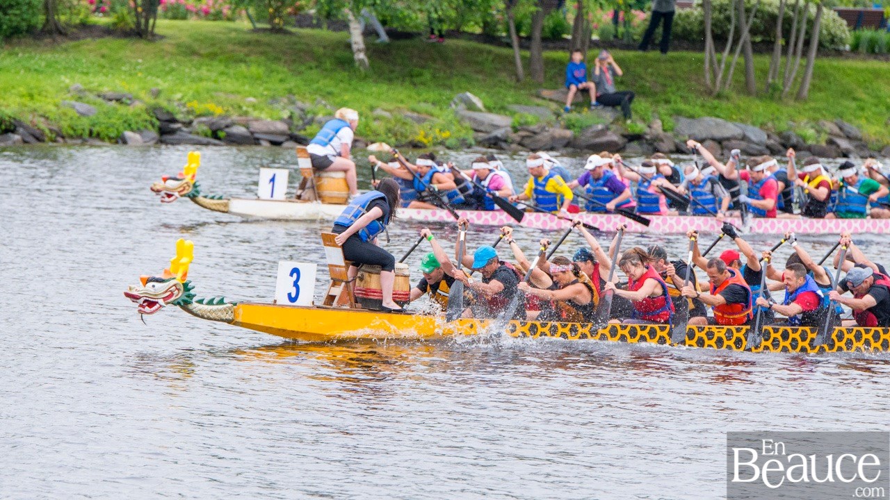 La 9e édition de la course de bateaux-dragons a démarré vers 8h30 samedi matin