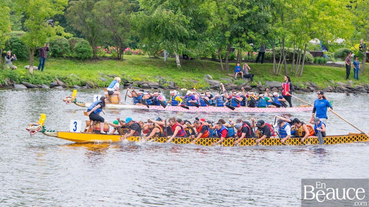 La 9e édition de la course de bateaux-dragons a démarré vers 8h30 samedi matin