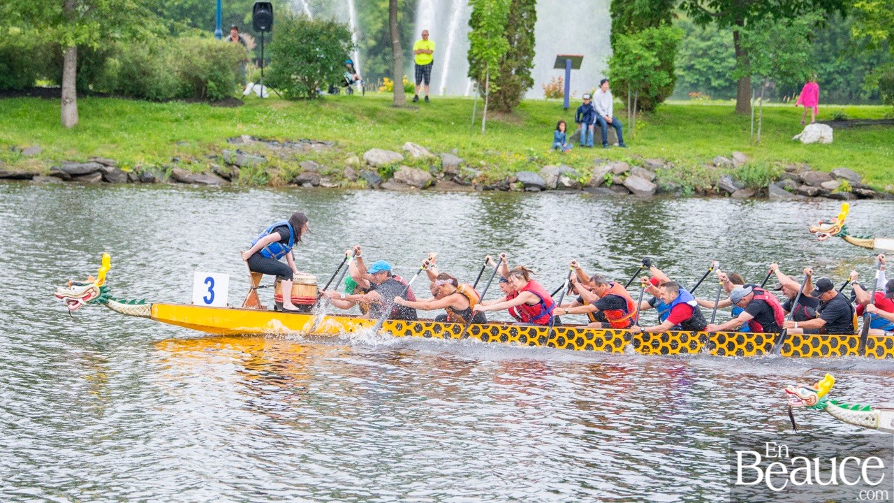 La 9e édition de la course de bateaux-dragons a démarré vers 8h30 samedi matin