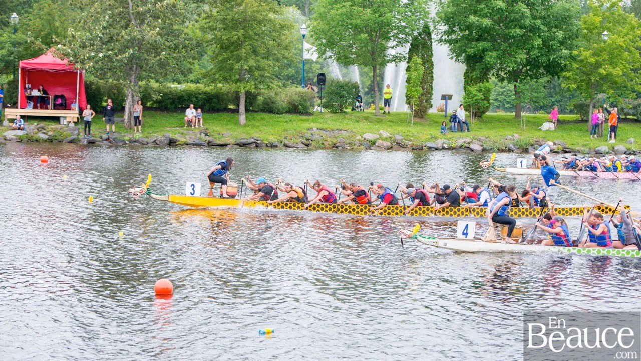 La 9e édition de la course de bateaux-dragons a démarré vers 8h30 samedi matin
