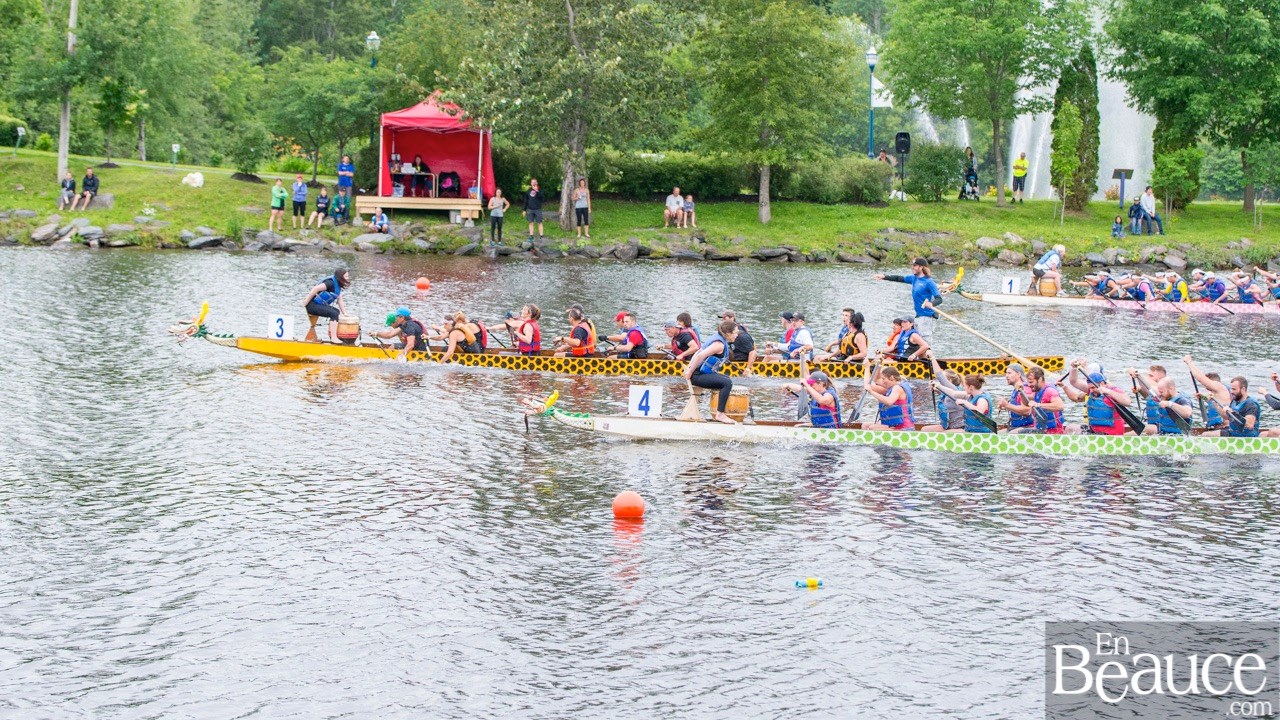 La 9e édition de la course de bateaux-dragons a démarré vers 8h30 samedi matin