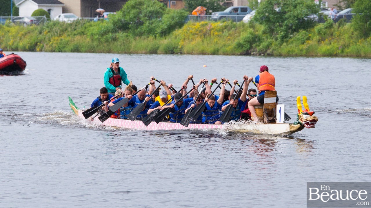 La 9e édition de la course de bateaux-dragons s'achève par une finale très serrée