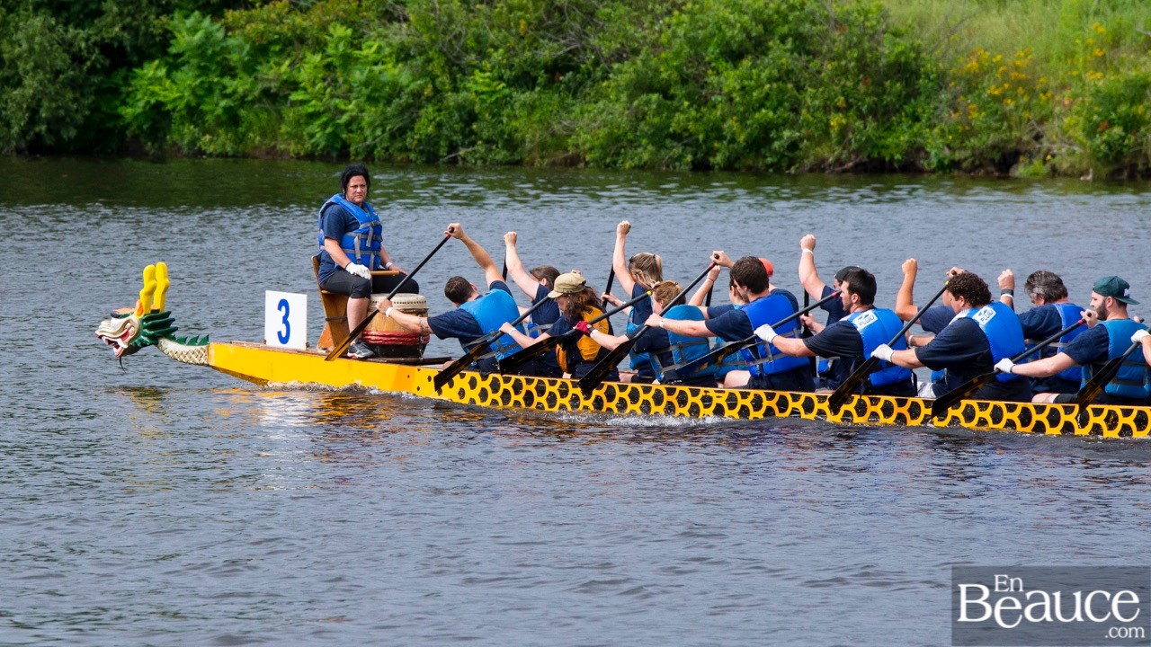 La 9e édition de la course de bateaux-dragons s'achève par une finale très serrée