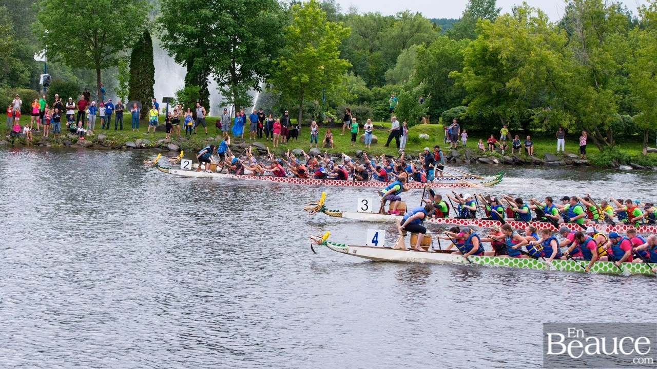 La 9e édition de la course de bateaux-dragons s'achève par une finale très serrée