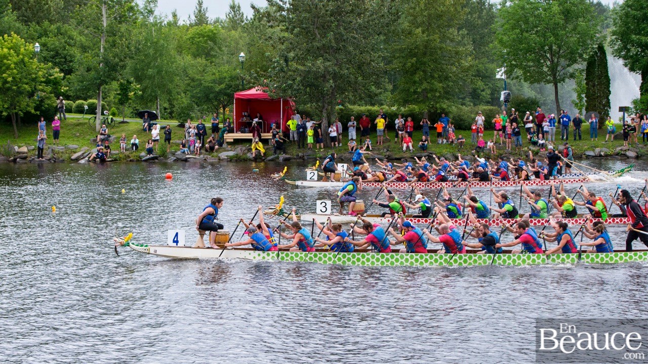 La 9e édition de la course de bateaux-dragons s'achève par une finale très serrée