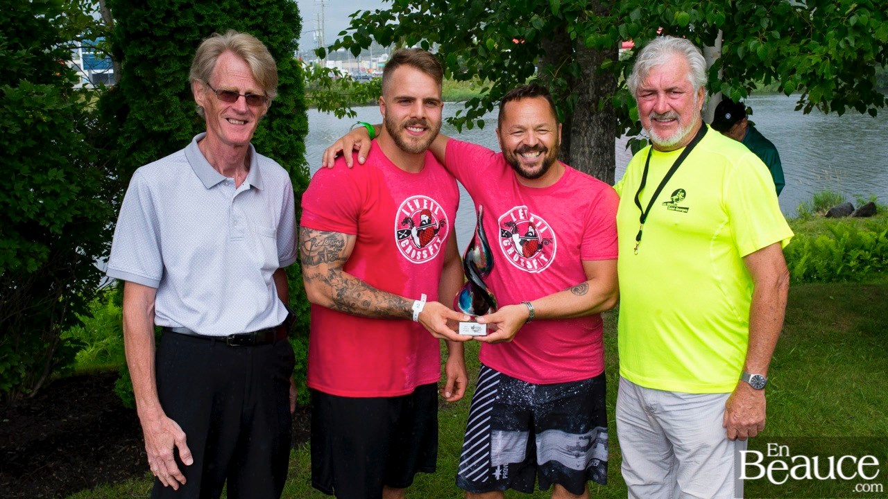 La 9e édition de la course de bateaux-dragons s'achève par une finale très serrée