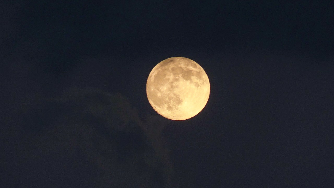 LE SAVIEZ-VOUS ? | Pourquoi la lune nous apparaît parfois de couleur jaune ?