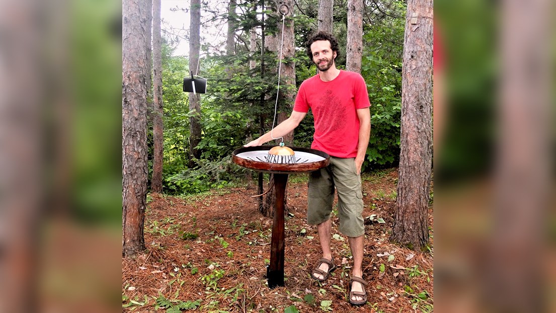 Orélien, artiste-artisan-designer de Saint-Odilon, avec la Table d'inspiration qu'il a conçue.