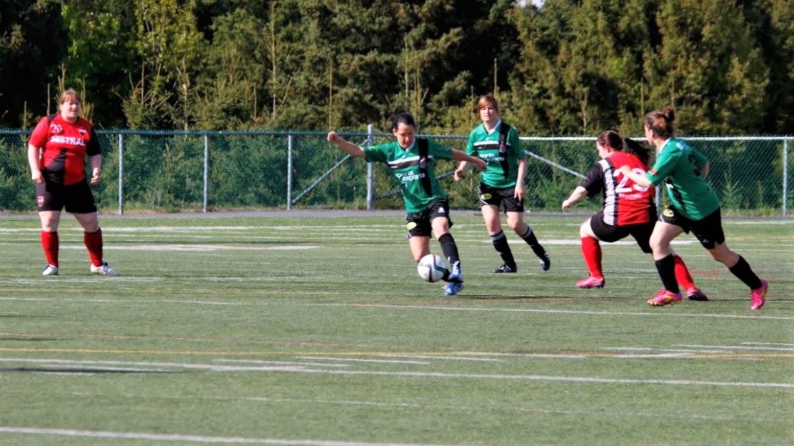 Les joueuses de l'Ascalon féminin senior F-A Manon Giguère , Isabelle Dechene et Isabelle Poulin lors du championnat de la Ligue de Soccer du Québec Métropolitain (LSQM).