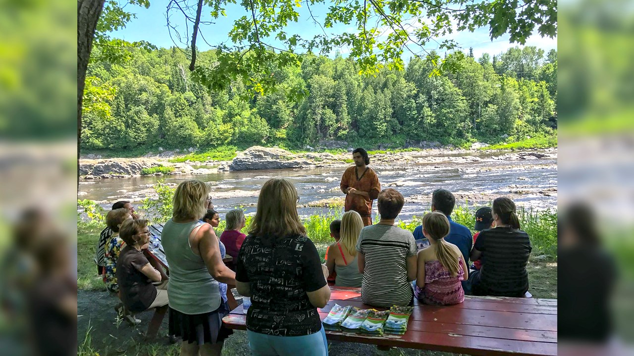 L'Amérindien Isha a séduit les visiteurs par ses légendes.