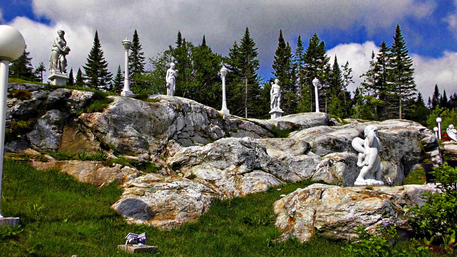 Normand présente les statues du Domaine de l'Héritage à Saint-Séverin.
