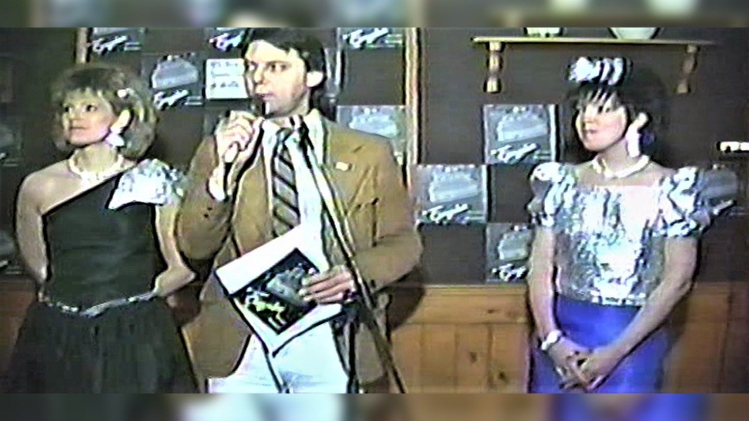 Dans cette capsule d'Hier à aujourd'hui avec Normand DeLessard, Normand présente les sœurs Chrysler en direct du Vieux Saint-Georges et du Bar le Frédéric à Saint-Georges en 1988.