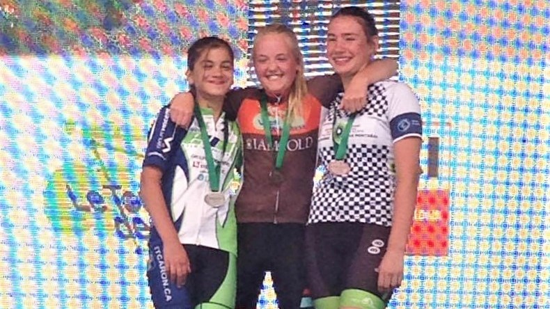 La cycliste beauceronne Évelyne Lacasse, du Club Vachon Subaru Beauce, à droite.