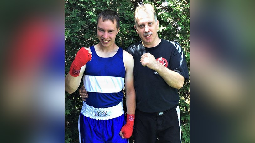 Le boxeur beauceron Marc-Antoine Turcotte, en compagnie de son entraîneur chez Team Fournier à Saint-Georges, Marco Fournier.