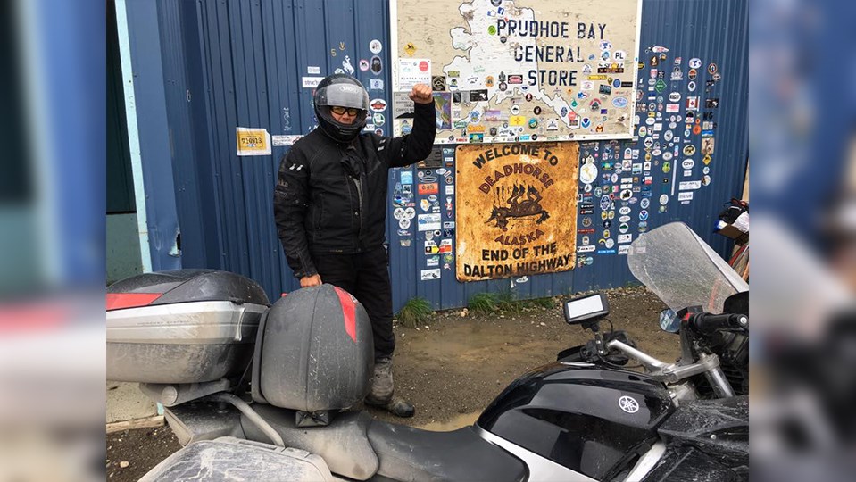 Le motocycliste georgien Pierre Poulin a atteint le village le plus au nord de l'Alaska, Prudhoe Bay, lors du samedi 22 juillet 2017, après avoir parcouru 666 kilomètres sur le Dalton Highway.