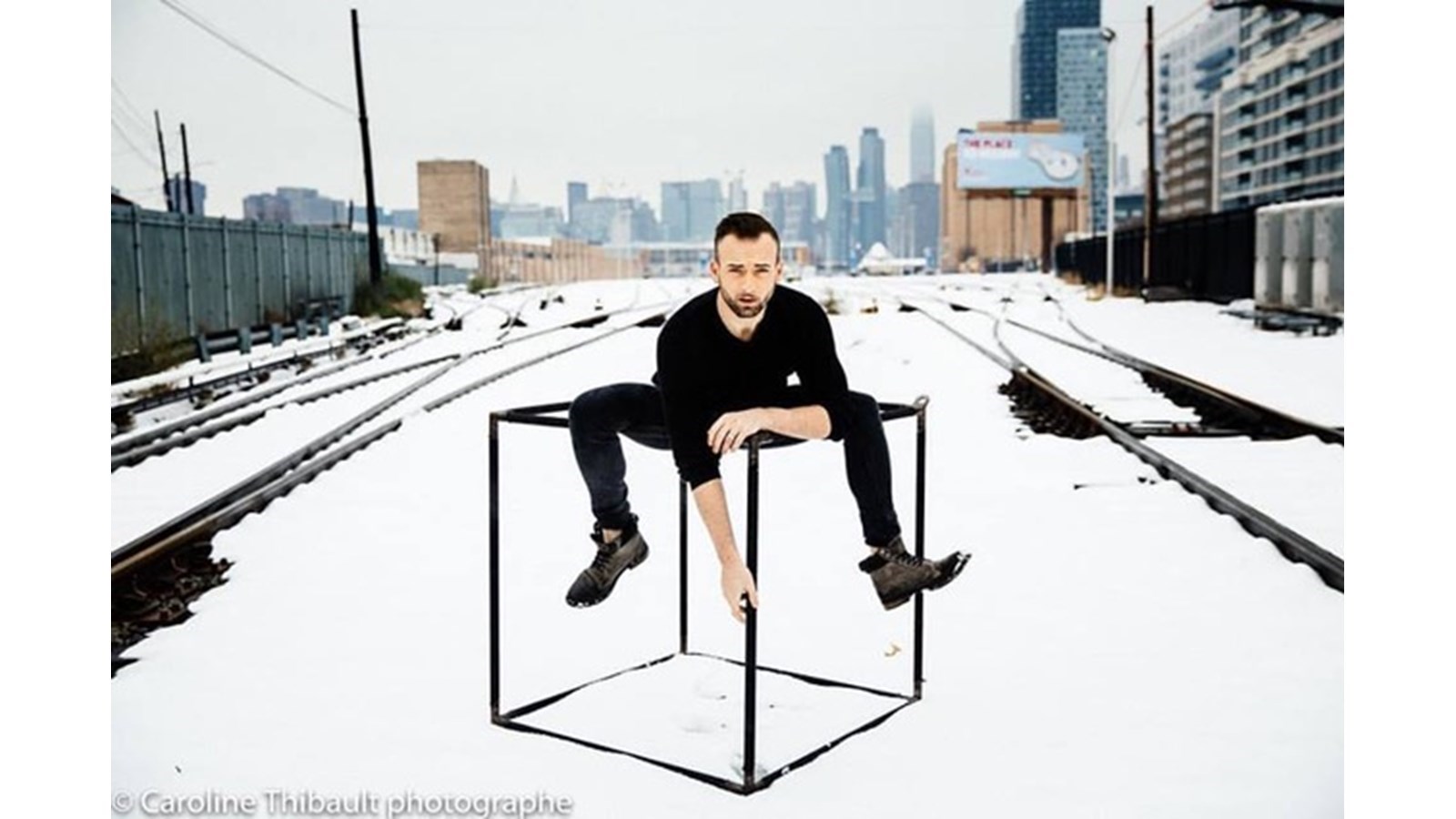 Guillaume Blais est artiste de cirque, plus précisément trapéziste, et travaille un peu partout dans le monde. Originaire de Saint-Benoît-Labre, il a d'abord fait des études pour devenir coiffeur, avant d'avoir la piqûre pour les arts du cirque quelques années plus tard.